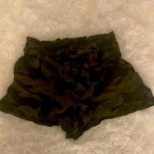 Cute SZ M camouflage shorts, with a ribbon, pockets and pockets on backside